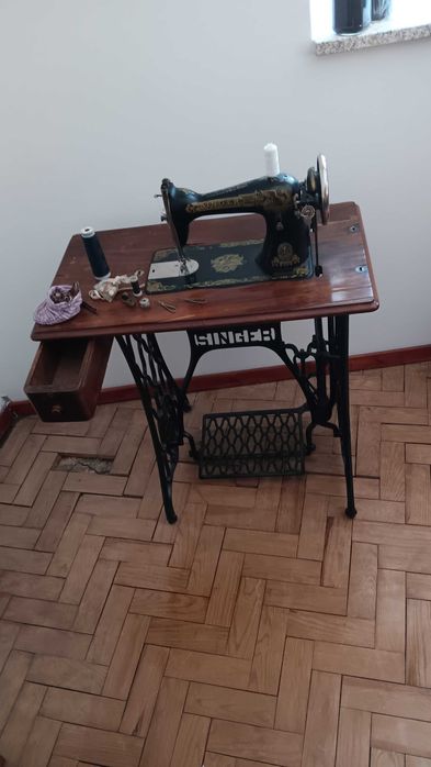Máquina de costura SINGER coze está em bom estado, com saco das peças para bordar