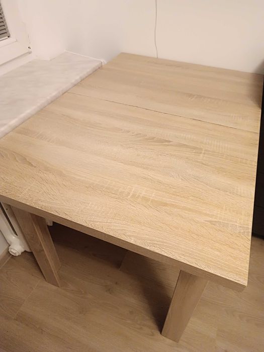 Sprzedam stół drewniany w jasnym kolorze.
