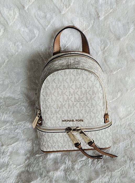 Sprzedam Śliczny plecaczek Mini rhea firmy Michael Kors 

Plecacze