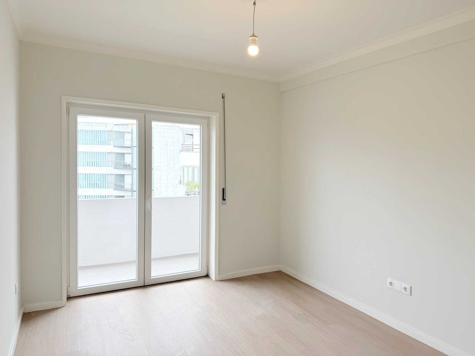 Apartamento com 2 quartos no Fluvial a 100m do Douro, com varanda.