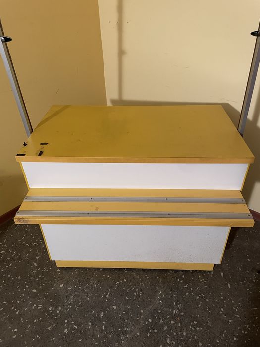 Lada sklepowa zółta