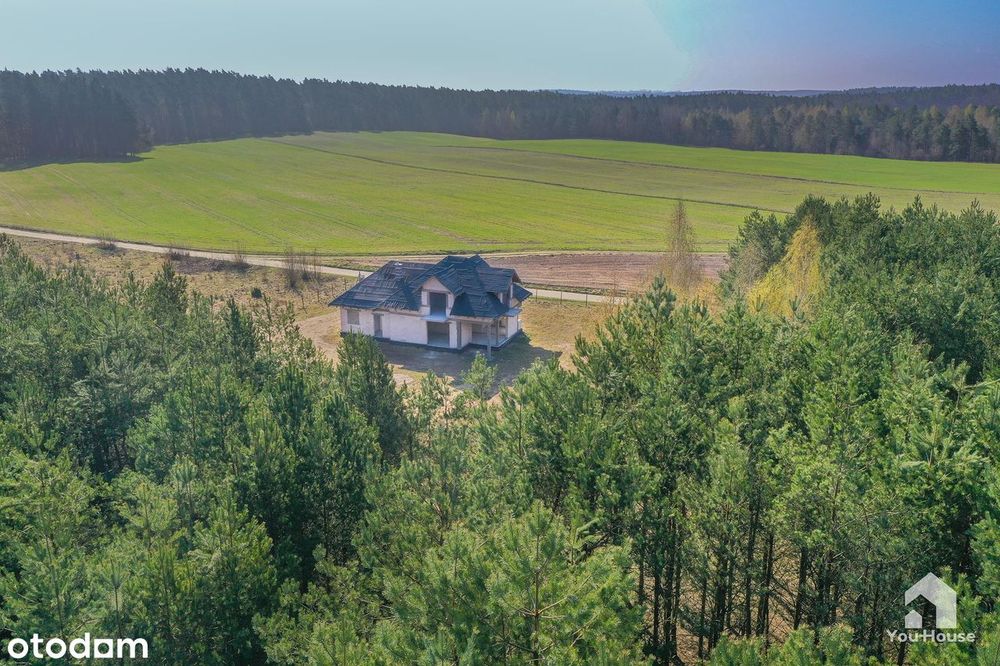Nowy dom w stanie surowym otwartym w pięknym otoczeniu lasu