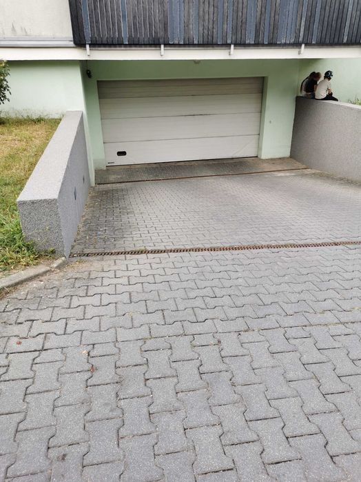 Garaż do wynajęcia na Bezrzeczu przy ul. Nowowiejskiej 1A do 1C. Na terenie zamkniętym - drzwi na pilota. - Widok 2