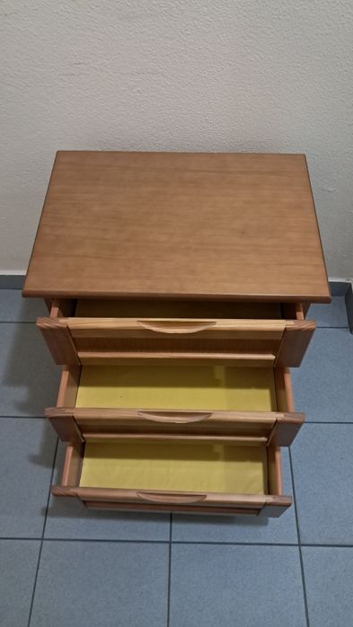 Mesa de Cabeceira com 3 Gavetas COMO NOVA