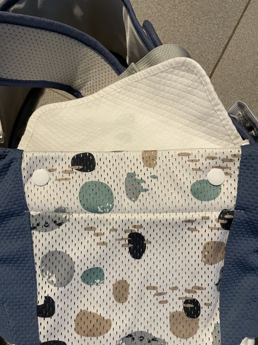 Porta-bebé ergonómico com assento de anca