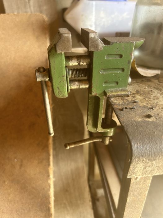 Тиски маленькі бу