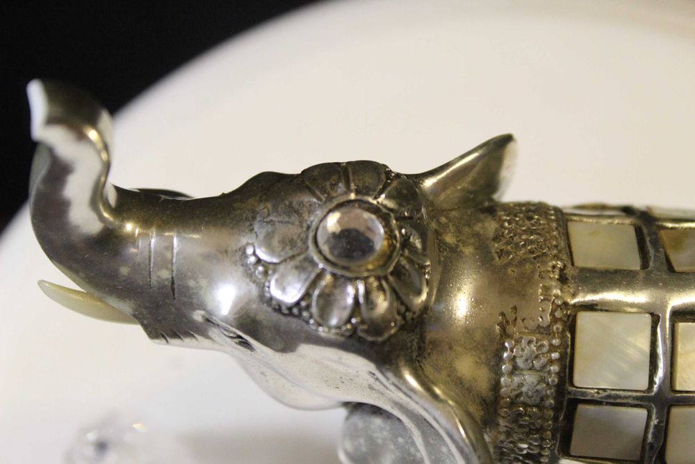 Elefante vintage indiano, prateado com incrustações de madrepérola .