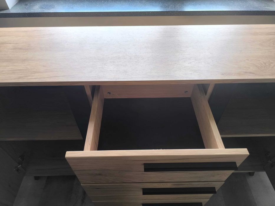 Komoda bez śladów użytkowania szer. 154 cm , wys. 89 cm , gł. 39 cm
