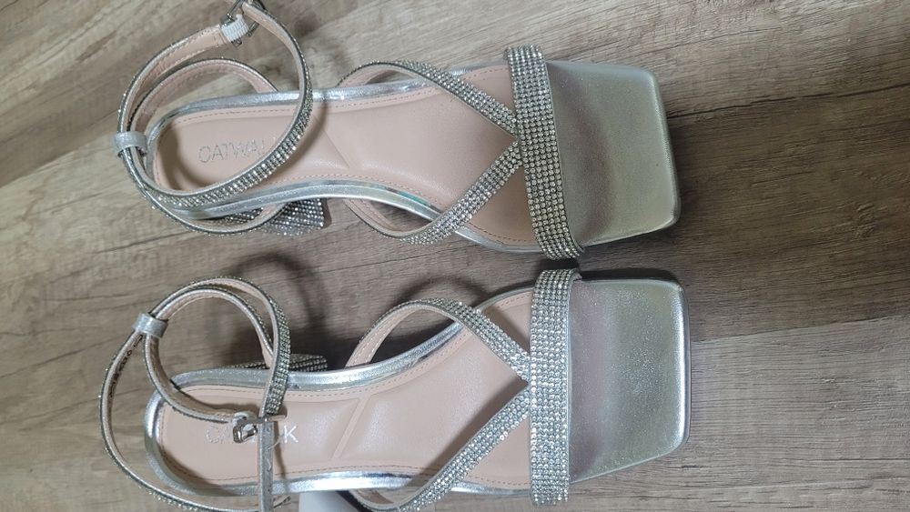 Продам босоніжки Нові!