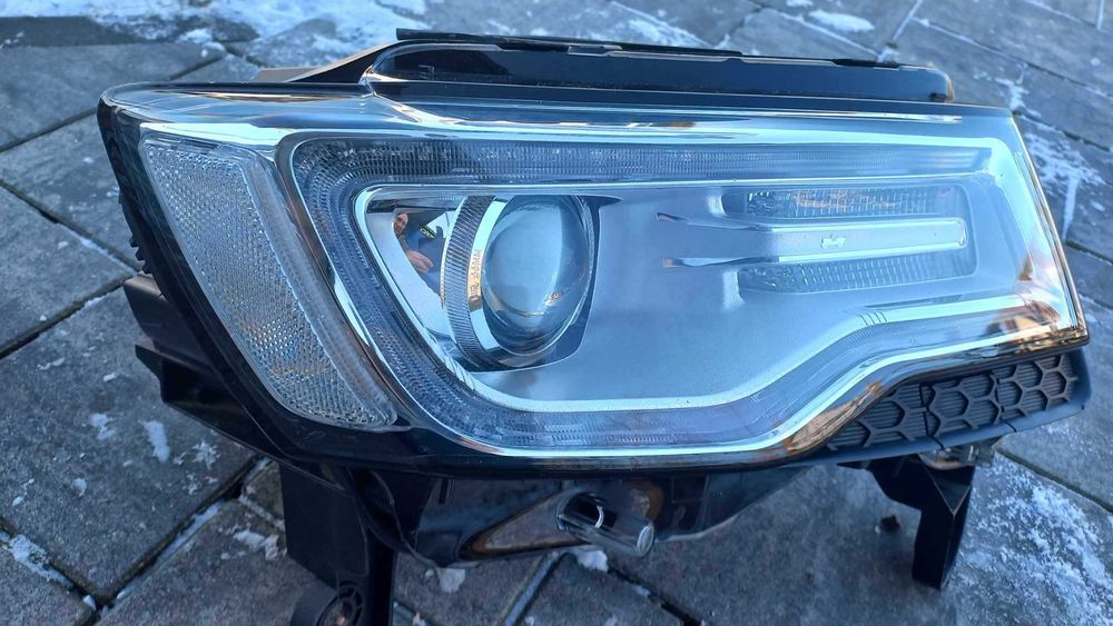 Lampa reflektor Jeep Grand Cherokee 2013- Prawa strona