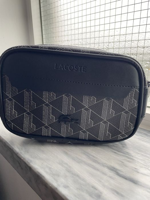 Bolsa Tiracolo Lacoste – Preta com Padrão Monograma
