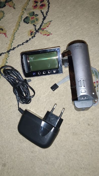 Видеокамера фирмы JVC с зарядным устройством.