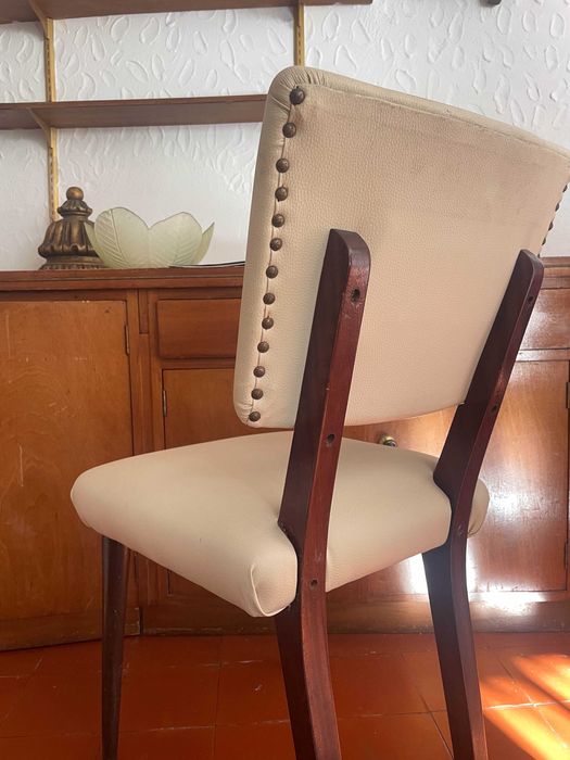 4 cadeiras com tachas