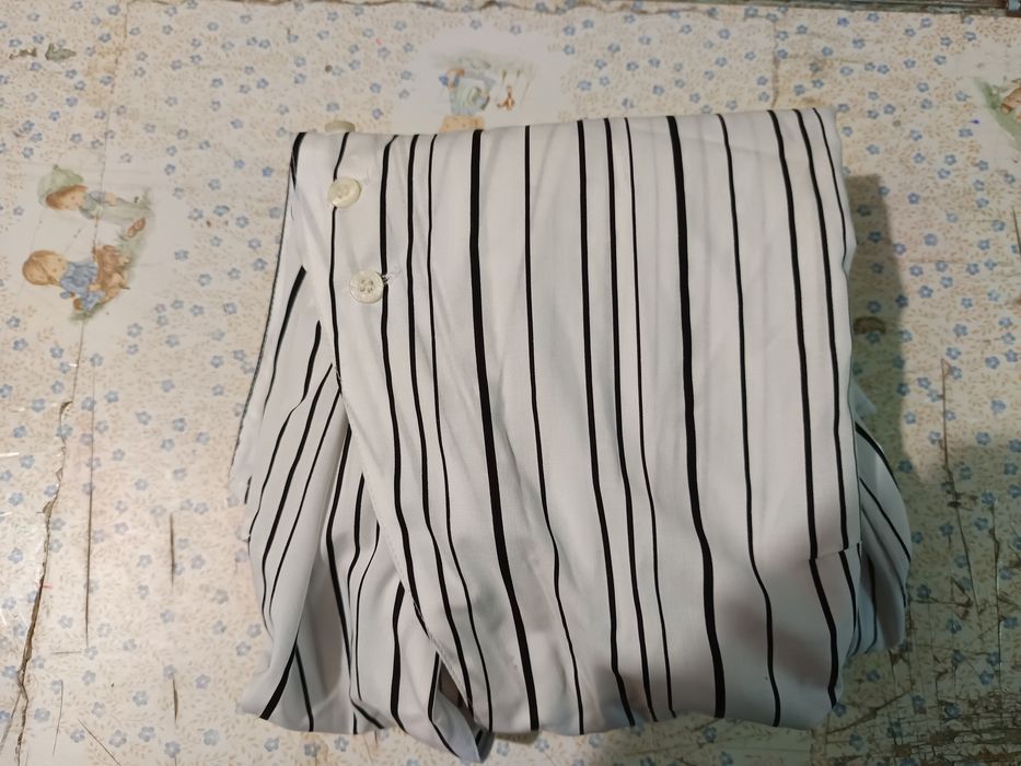 Vendo vestido branco com riscos amarelos para senhoras vão estar