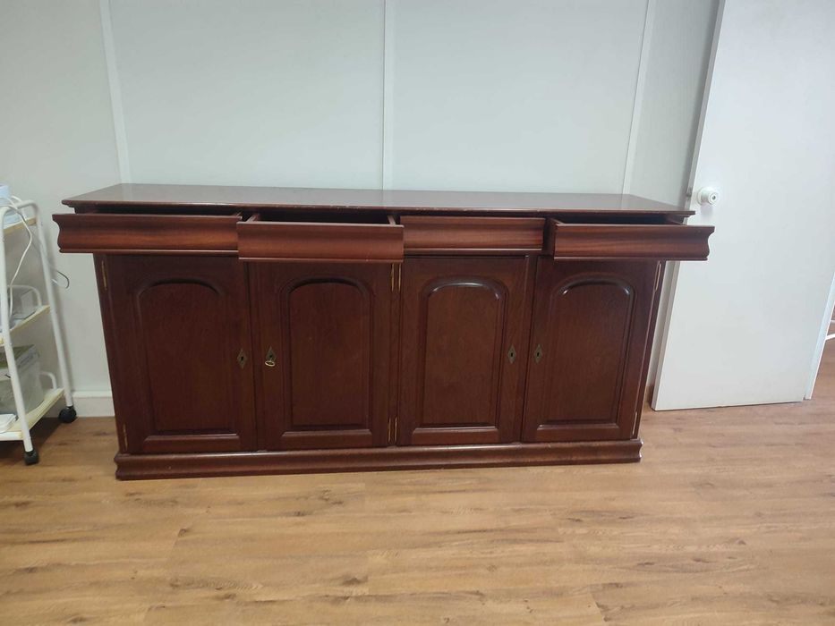 Movel aparador de madeira boa qualidade