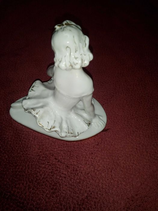 Статуетка. Статуетка фарфорова