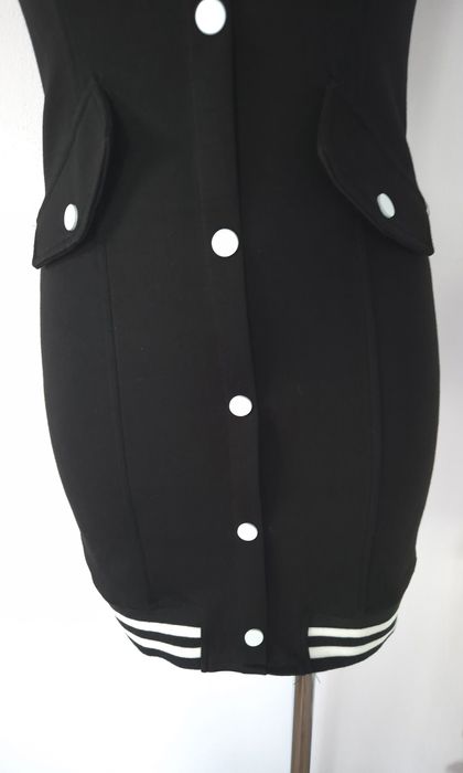 Sukienka mini tuba czarna ołówkowa guziki uni