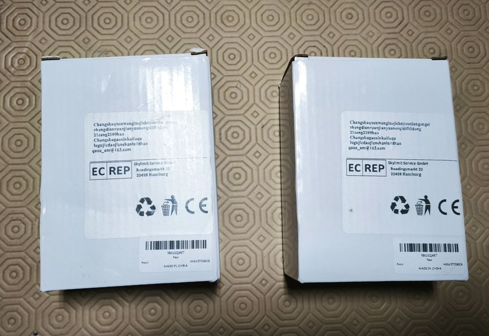 Cubos em madeira com velas com mensagem de amor