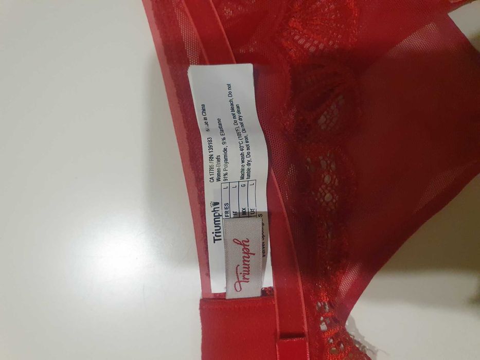 Червоний пояс для панчіх від Triumpph