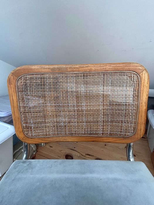 Cadeira vintage, encosto em cana, assento em veludo azul-cinza