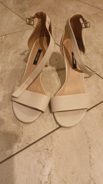 sandałki Gino Rossi na szpilce