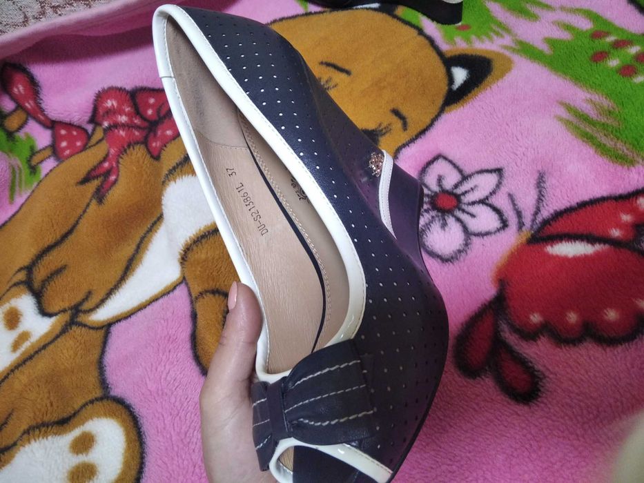 Босоніжки на танкетці