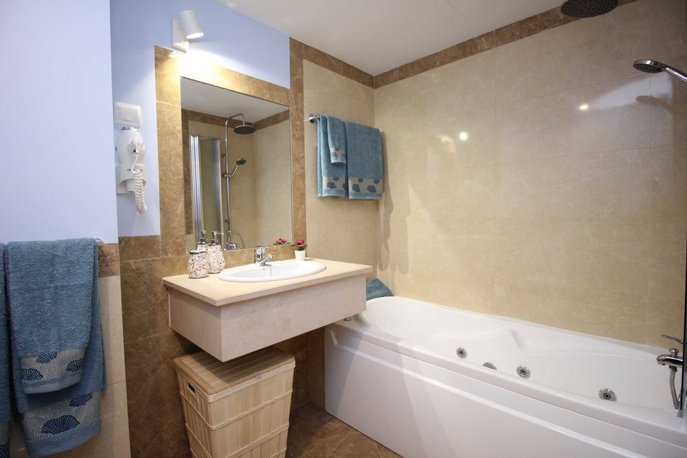 Setembro a preços esp. consulte.- Apartamento T1 Praia da Rocha  Piscina + Garagem em condominio privado.
