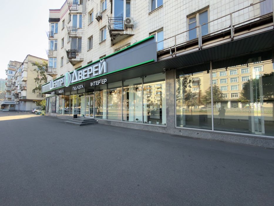 Оренда фасад торгове ЦЕНТР 178м2, цирк, вітрини