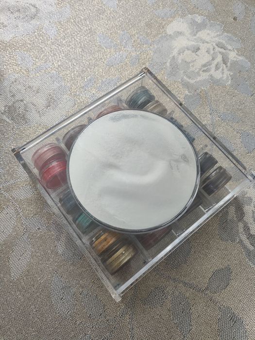 Duży zestaw cieni sypkich 24 w pojemniku z lusterkiem