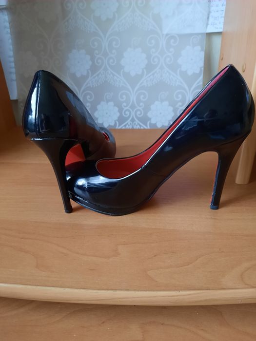 Лаковые лабутены.