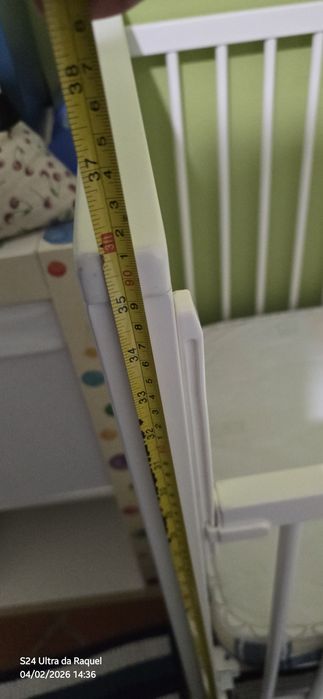 Berço com barreira rebatível com colchão