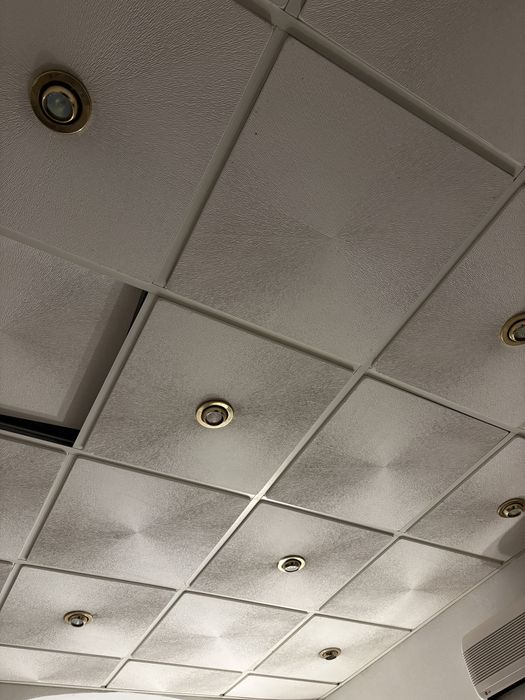 Teto falso com focos