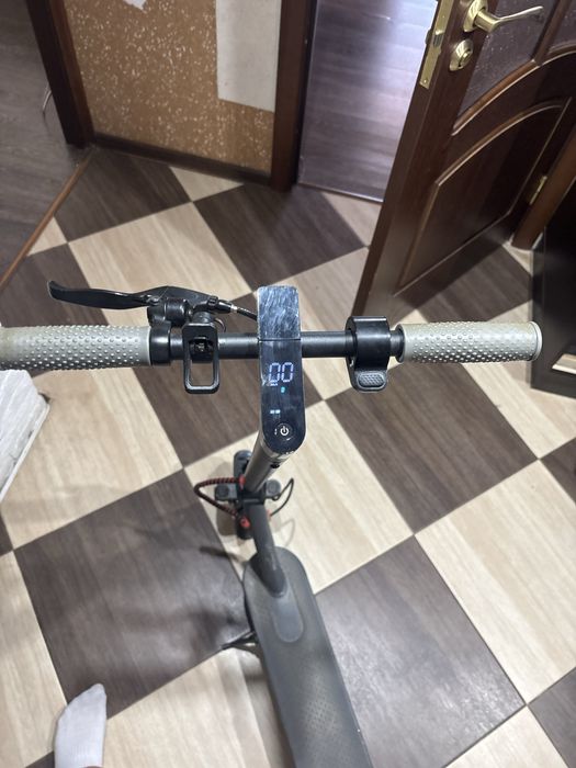 Електросамокат Giant U8