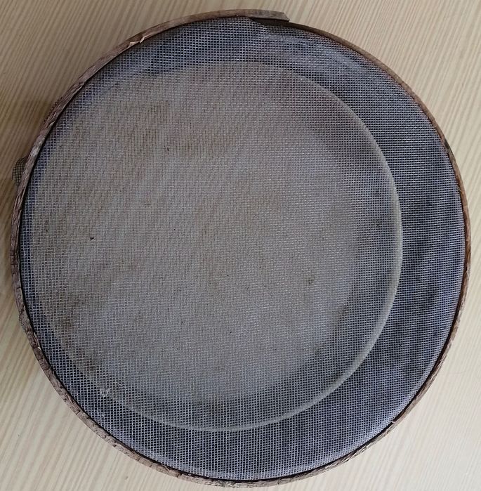 antiga peneira de moleiro em madeira