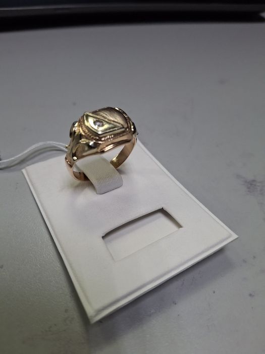 Продаю золоту чоловічу печатку вагою 7,01 грам.