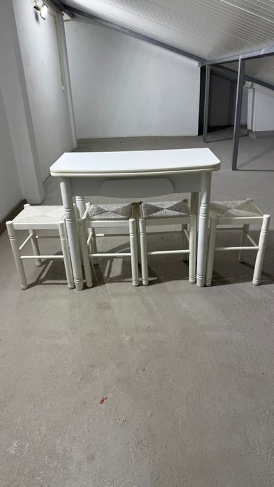 Mesa de cozinha e bancos