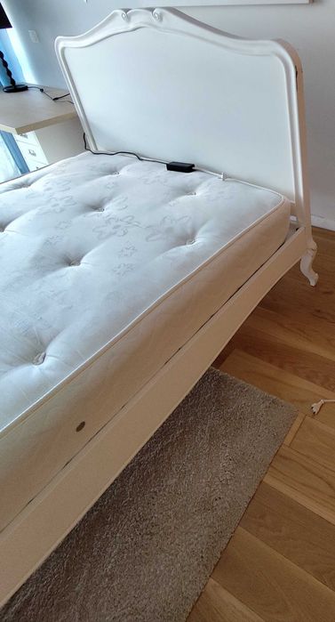 Cama com mesinhas e colchão