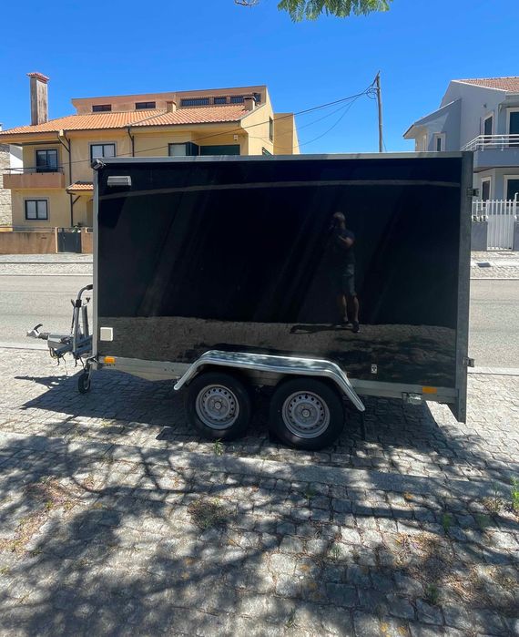 Reboque de caixa fechada/de carga, 2 eixos