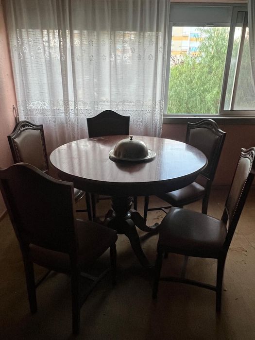 Mesa redonda em madeira maciça + cadeiras – estilo clássico