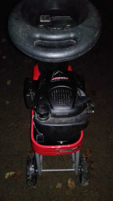 Rębak - rozdrabniacz spalinowy do gałęzi Hecht 6173