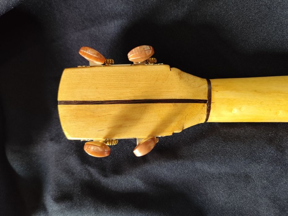 Belo cavaquinho, NOVO, totalmente construído á mão, !