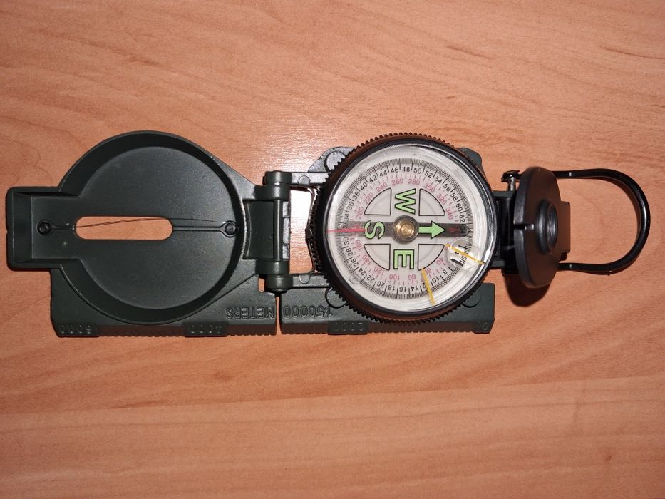 Kompas, sprzęt turystyczny, kłódeczki do walizki