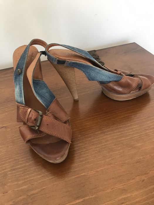 Sandálias em pele, marca Salsa