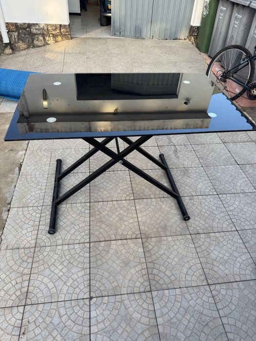 Mesa com tampo em vidro