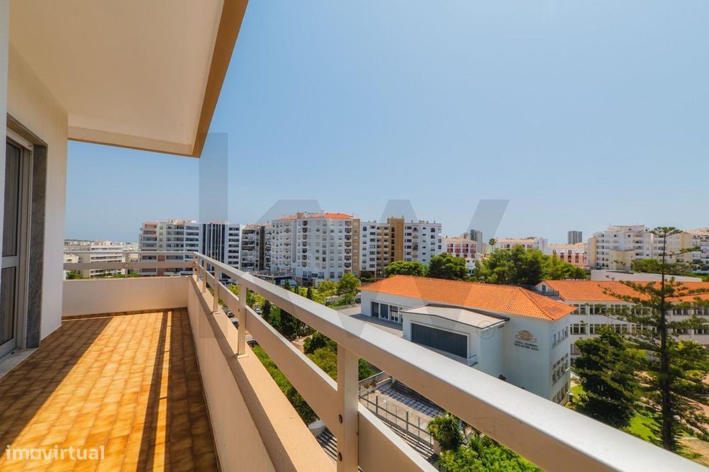 T2 no 7.º Andar com Varandas em Todas as Divisões e Vista Panorâmica |