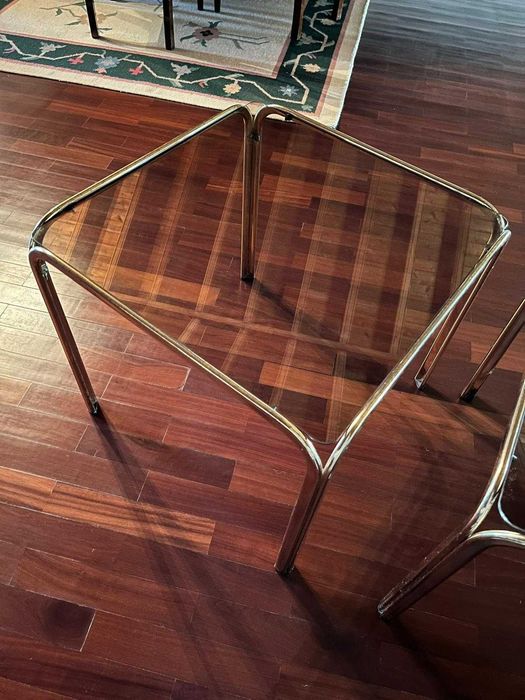 Mesa centro vidro com estrutura em doirado.