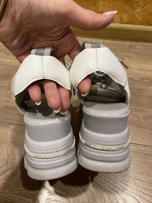 Легке та зручне взуття на підвищенні