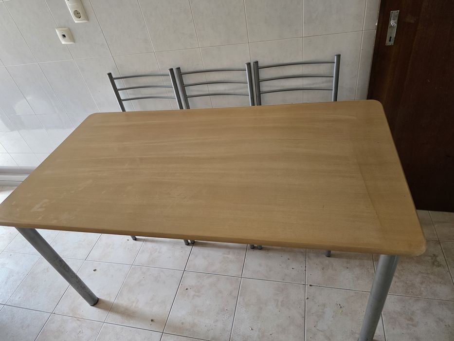 Mesa e 3 cadeiras