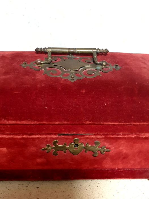 Maravilhoso antigo guarda joias Arte Nova com veludo