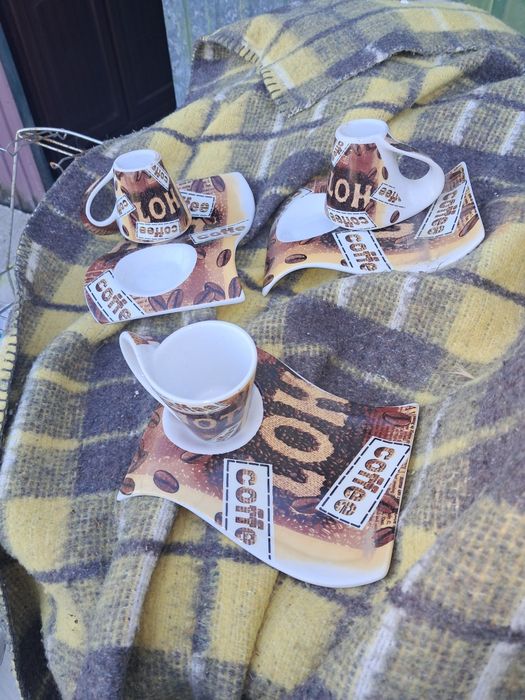 Tres chavenas de cafe com pires